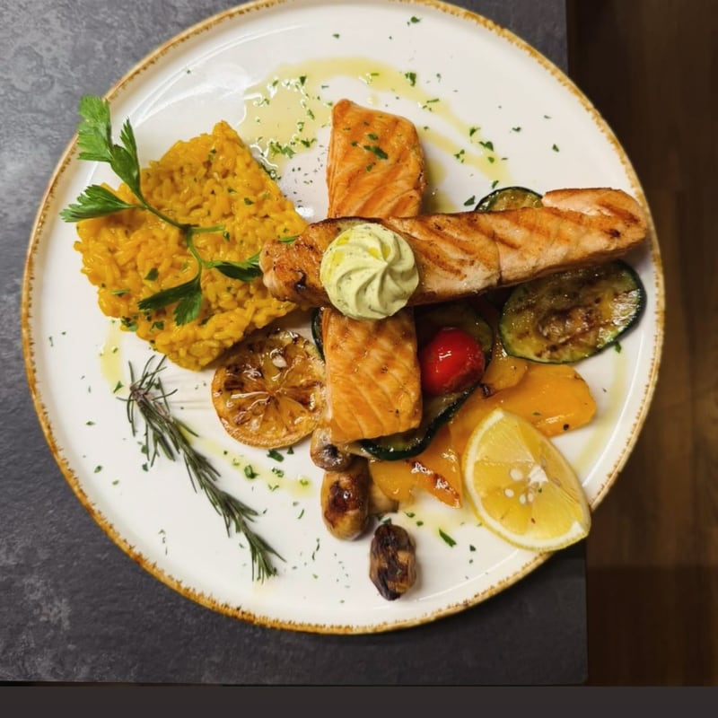 Gegrilltes Lachsfilet mit Safranrisotto, Grillgemüse und Zitrone
