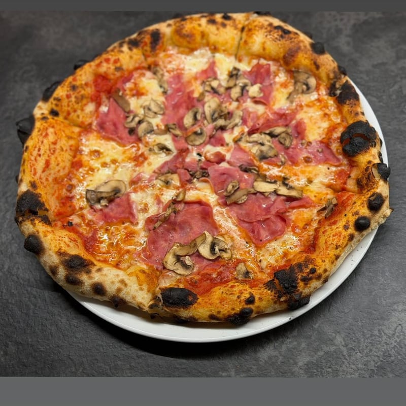 Pizza Prosciutto e Funghi aus dem Steinofen