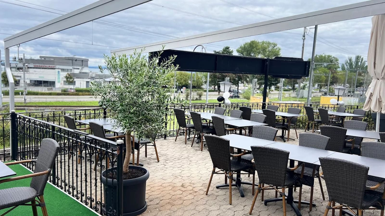 Terrasse des Restaurant Teranda mit gedeckten Tischen und Olivenbaum